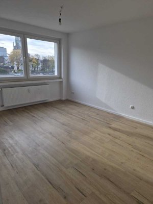 helle, offene, gut geschnittene 2 Zimmer Wohnung mit Balkon und Tageslichtbadezimmer