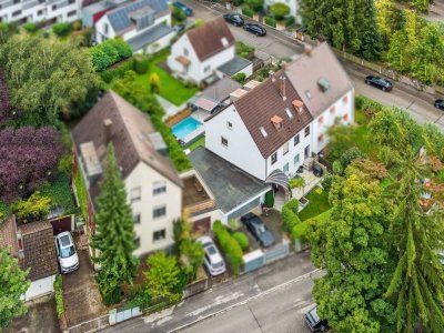 Mehrfamilienhaus mit drei Einheiten – eine Einheit frei, eine luxuriös modernisiert mit Pool