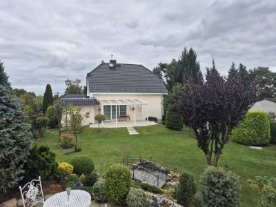 Sonniges Wohnhaus im Grünen mit großem Garten