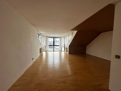 Noch ohne Makler!  3 Zimmer Dachgeschosswohnung und EBK in Weiherhof