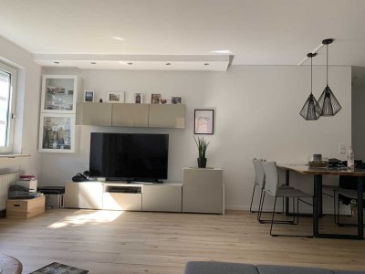 Schöne Hochparterre-Wohnung mit drei Zimmern sowie Balkon und EBK in Untereisesheim