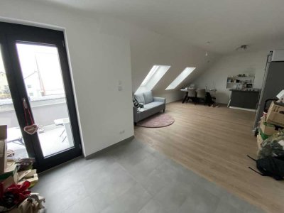 Neuwertige, helle Dreizimmerwohnung mit windgeschützter Loggia