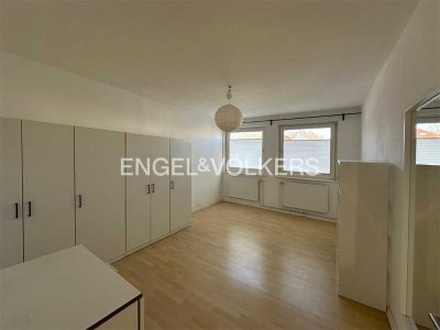 PETRITORWALL: 2-ZIMMER-WOHNUNG MIT EINBAUKÜCHE