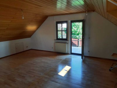 Schöne helle 3-Zimmer-DG-Wohnung mit geh. Innenausstattung mit Balkon und EBK