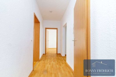 +++ Helle 3-Raum-Wohnung in Hohenstein-Ernstthal mit Tageslichtbad und großer Küche zu vermieten +++