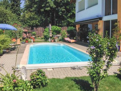 Zweifamilienhaus als DHH, mit PV-Anlage, Garten, Pool und Garage auf 795 m2 Grundstück