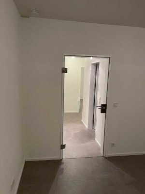 EXKLUSIVE, GERÄUMIGE EIN - ZIMMER - WOHNUNG, KDB, BALKON, KELLER, ZENTRALE LAGE !