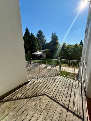 Ab sofort! Stilvolle und helle Wohnung in Altbauvilla
