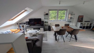 Helle 2‑Zimmer DG‑Wohnung mit großem Tageslichtbad - gepflegtes privates 8‑Familienhaus