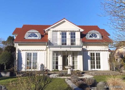 Villa in zweiter Seereihe! 
Naturnahe Lage, Ruhe, See- und Alpensicht und parkähnliches Ambiente!
