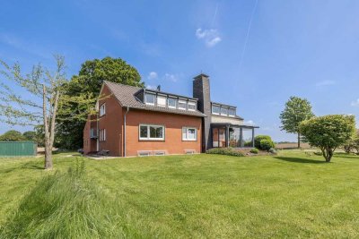 Großes EFH/ZFH/MFH mit riesigem Grundstück in Louisendorf