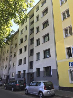 Von Privat: Attraktives MFH in Düsseldorf - umfassend modernisiert (Effizienzhaus 70), 17 Einheiten