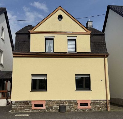 Wohlfühlhaus für Familien: Einfamilienhaus in sehr guter Lage mit Garten und Garage in Neuwied-Niede