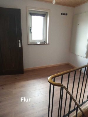 Attraktive und vollständig renovierte 4-Raum-Wohnung mit Balkon und Einbauküche in Ulrichstein