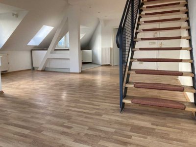 Loftfeeling auf 2 Ebenen, außergewöhliche & lichtdurchflutete Galeriewohnung