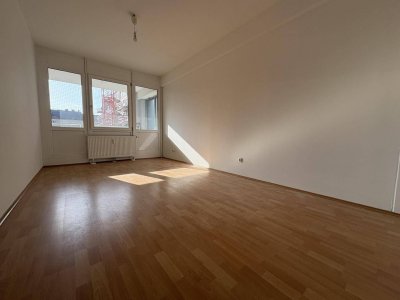 Charmante 2-Zimmer-Wohnung mit Loggia in ruhiger Innenhoflage