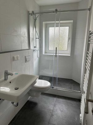 Wir haben für Sie saniert. Wohnung mit Balkon und Blick ins Grüne.