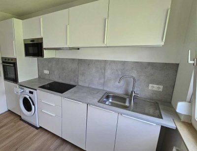 Vollständig renovierte 3-Raum 71 qm Wohnung mit Einbauküche, Balkon und Garage