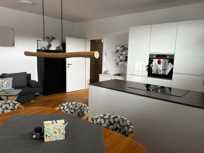 Moderne 3-Zimmer-Wohnung - neue DAN-Einbauküche, überdachter Balkon, Gemeinschaftsgarten und Freistellplatz am grünen Ortsrand