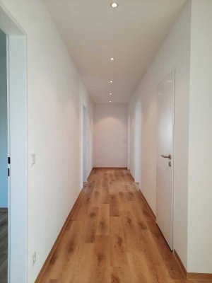 Großzügige 3-Raum-Wohnung mit geh. Innenausstattung, Erstbezug nach Sanierung, Balkon, Einbauküche