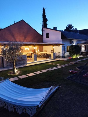Doppelhaushälfte mit Einliegerwohnung
749000 € - c.a.200 m² - 7.0 Zi.