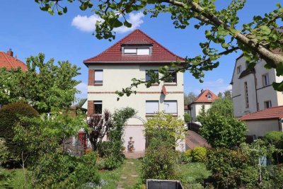Charmantes Zweifamilienhaus mit großzügigem Grundstück in Siedlungslage in Böhlitz Ehrenberg