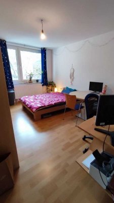 *** 1 room available / female only ***