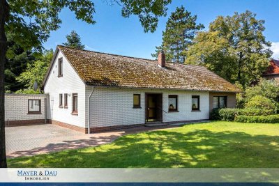 Geräumiges Einfamilienhaus mit Doppelcarport und Garage in grüner Lage, Obj. 8859