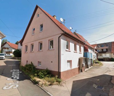 Renovierte Doppelhaushälfte mit 138m2 Wohnfläche in Gächingen inkl. Stellplatz, Schuppen, EBK