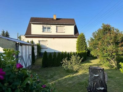 Einfamilienhaus mit kleinem Nebengelass und großen Garten