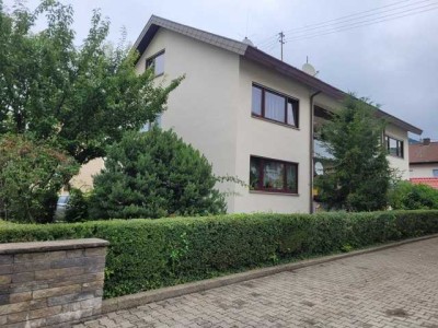 Sehr gepflegte 2,5-Zimmer-Wohnung mit Balkon und Garage