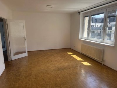 Top Anbindung, Blick in den grünen Innenhof inkl. Stellplatz. Nähe Jörgerstrasse und Kreuzgasse