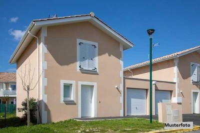 Einfamilien-Doppelhaushälfte mit Garage und Carport