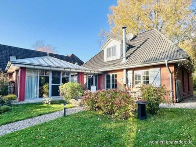 Hohwacht: Modernes Einfamilienhaus mit zauberhaftem Grundstück in allerbester Lage