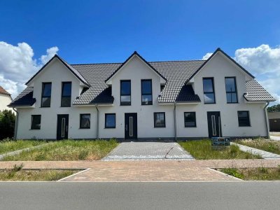 Erstbezug in Rastow–Modernes Reihenmittelhaus mit Terasse, KFW 55