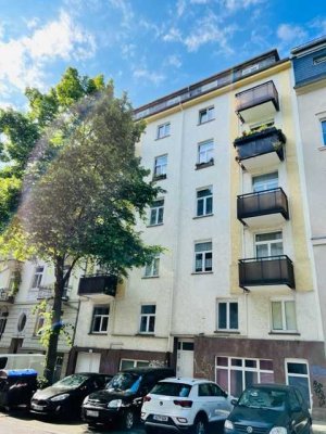 Erstbezug nach Sanierung: Perfekte 2-3 Zimmer-(WG)-Stadtwohnung mit großer Wohnküche & Sonnen-Balkon