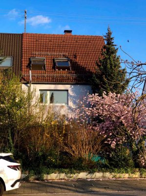 Charmante Doppelhaushälfte mit 6,5 Zimmern in zentraler Lage – ideal für WG oder Familie