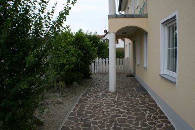 Geschmackvolle 3-Raum-Wohnung mit gehobener Innenausstattung mit Balkon und Einbauküche in Palzing