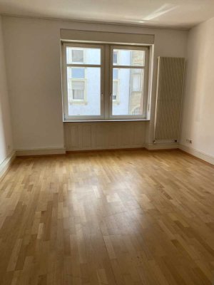 Freundliche Belle-Etage Wohnung in denkmalgeschütztem Haus mit Balkon in Karlsruhe-Mühlburg