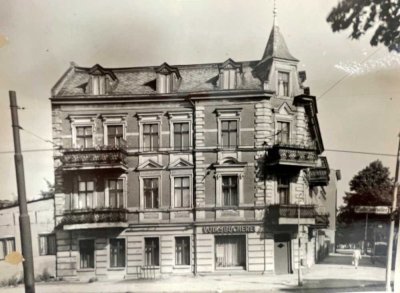 Leerstehendes, entkerntes, Wohn- und Geschäftshaus