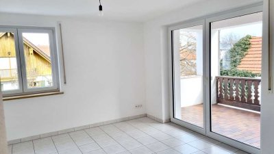 Neu renovierte helle 4-Zimmer-Wohnung mit Balkon und 300m zu Bahnhof