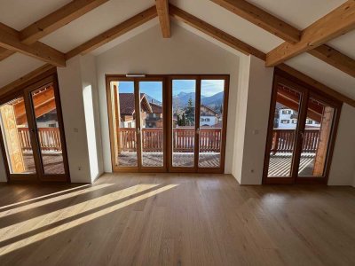 3,5-Zimmer-Dachgeschosswohnung mit Bergblick, zwei Balkonen und Einbauküche in Schliersee