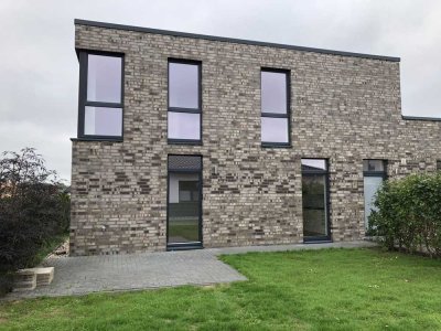 Moderne Doppelhaushälfte, 5 Zimmer, Garten+ Dachterrasse, Wärmepumpe/Solar