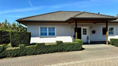 Willkommen in Ihrem neuen Zuhause!
Charmanter Bungalow mit EBK, großer Terrasse, Garage u.v.m.