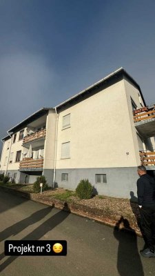 Renovierungsbedürftige 3-Raum-Wohnung mit Balkon und Einbauküche in Wesertal