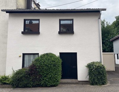 5-Zimmer-Doppelhaushälfte mit EBK in Uninähe