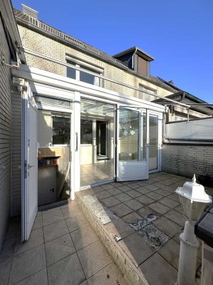 **Reserviert** Reihenhaus mit Wintergarten und großzügigem Keller in Freibadnähe!