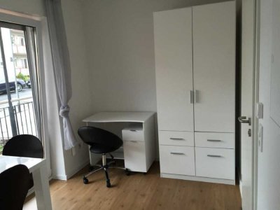 Modernes, möbliertes Zimmer mit Terrasse