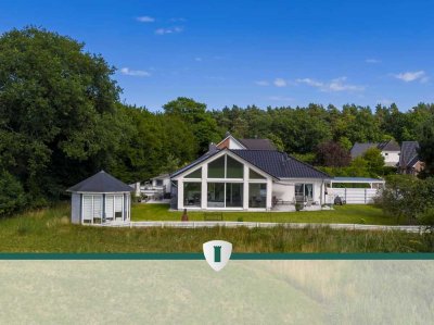 Weitblick inklusive – barrierefreier Bungalow mit großer Fensterfront, Garten, Carport und Sauna