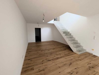 Neubau Erstbezug: wunderschöne Maisonettewohnung mit Terrasse, Balkon und KFZ-Stellplatz